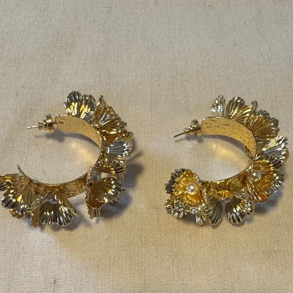 House of Harlow 1960 Gold Floral Earrings with Pearls - Picture 4 of 5